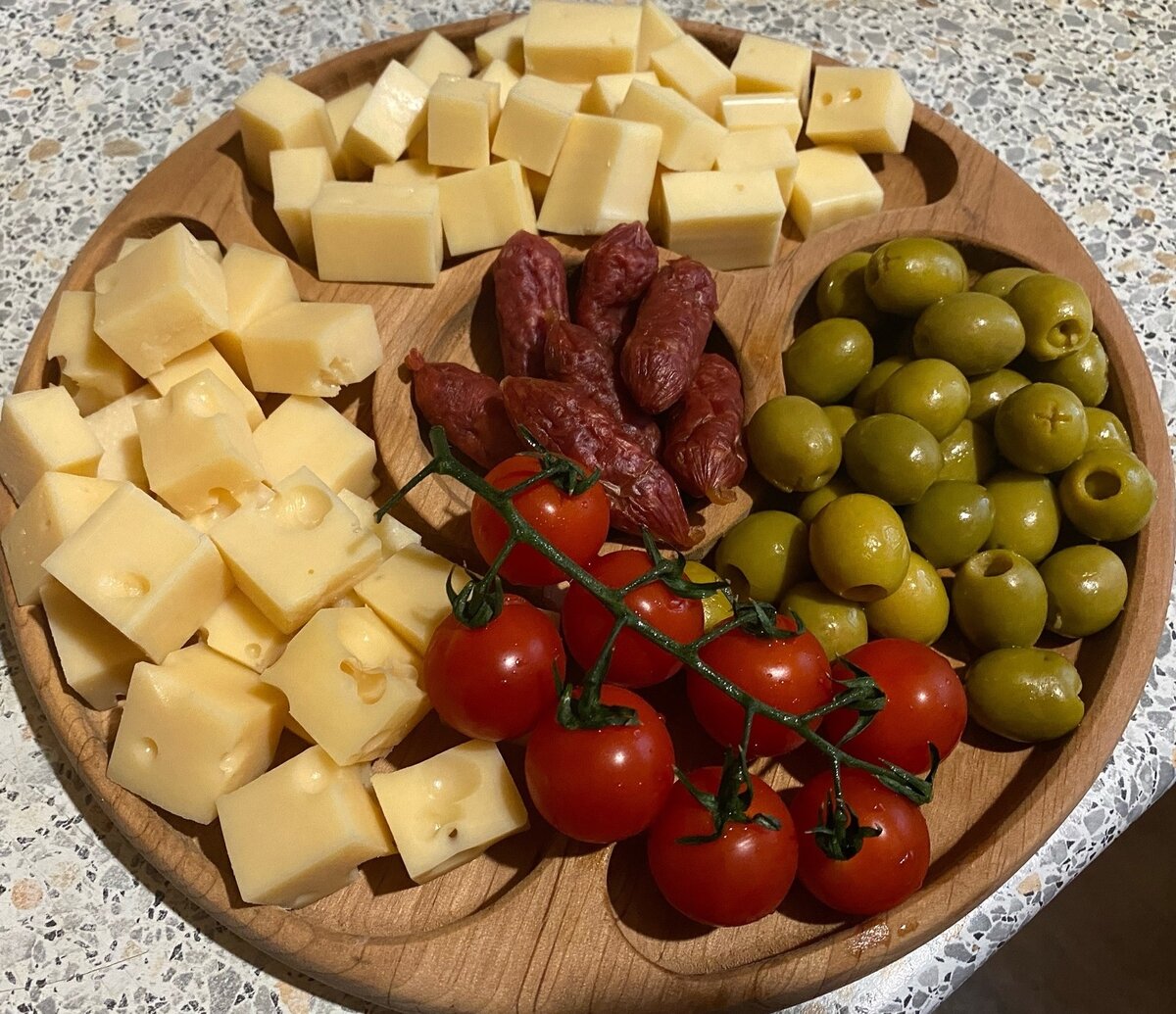 советская столовая блюда. ретро блюдо. советский стол с едой. печеночный торт. книга о вкусной и здоровой пище ссср.