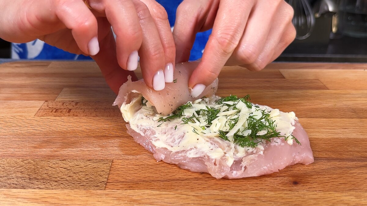 Грудка с петрушкой. Куриные котлеты. Куриная грудка в сливочно сырном соусе. Куриный рулет со шпинатом и сыром. Куриный рулет со шпинатом и сыром в духовке.