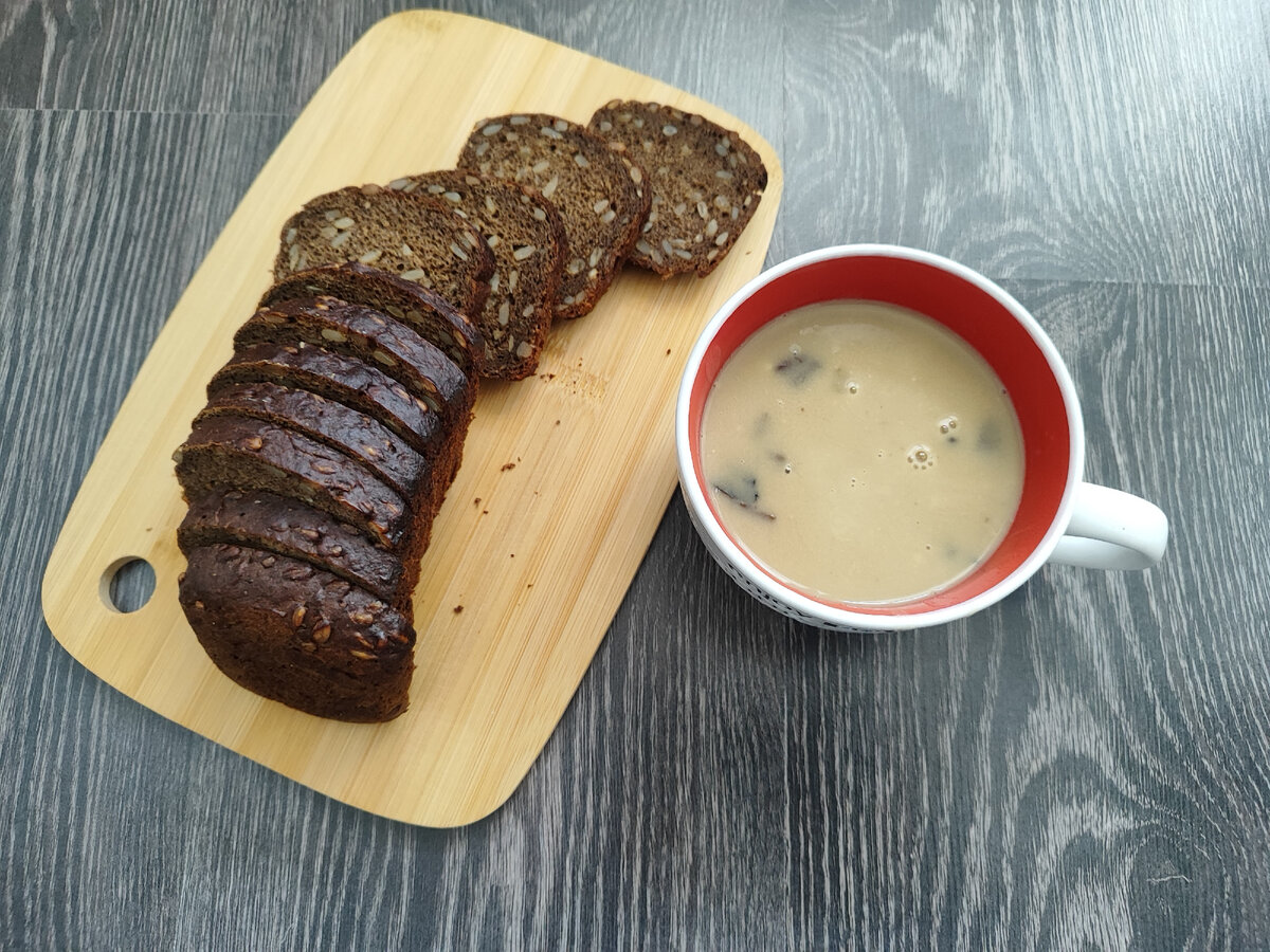 Не стала замачивать грибы и сливать с них воду, поэтому суп не молочного цвета. Мне хотелось насыщенного грибного вкуса. Аромат на кухне был потрясающий! Если честно, то мы были голодные, поэтому я совсем забыла про тертый сыр. Хлеб с семенами подсолнечника подошел к супу идеально)))