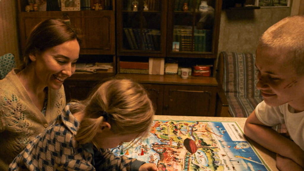 Андрей с мамой и сестрой из сериала “Слово пацана. Кровь на асфальте”