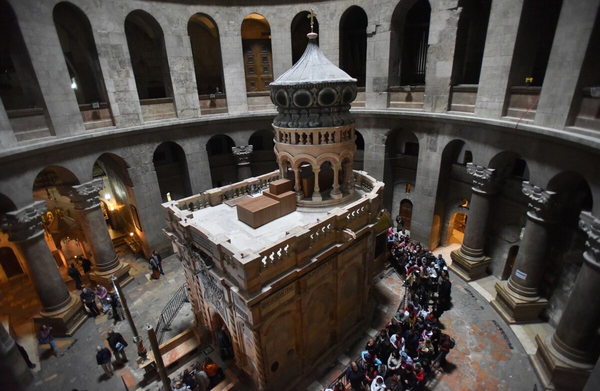 Благодатный огонь в иерусалиме. Схождение благодатного огня в иерусалиме 2020. Благодатный огонь в иерусалиме. Патриарх кирилл в иерусалиме. Нурхан манукян армянский патриарх.