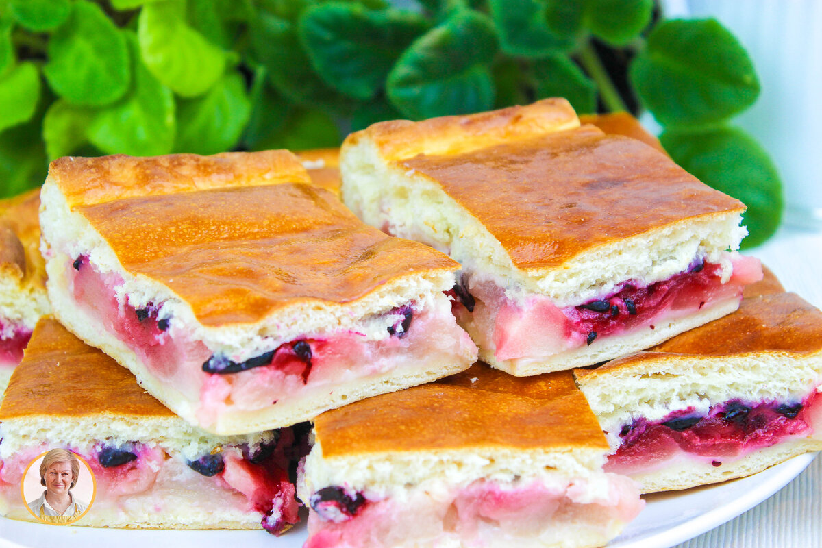 женский пирог. клеклое тесто. пирог получился сухой. домашняя выпечка фон. пирог получился сухой.