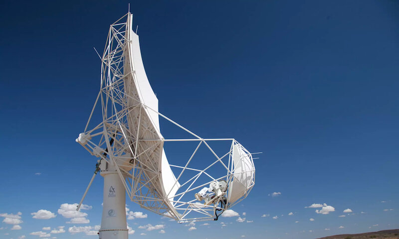 SKAMPI — прототип радиотелескопа обсерватории Square Kilometer Array Observatory (SKAO) в Южной Африке в Кару — «увидел» южное небо на изображении «первого света».    
 Источник: SKAO / MPIfR / Gundolf Wieching  📷
