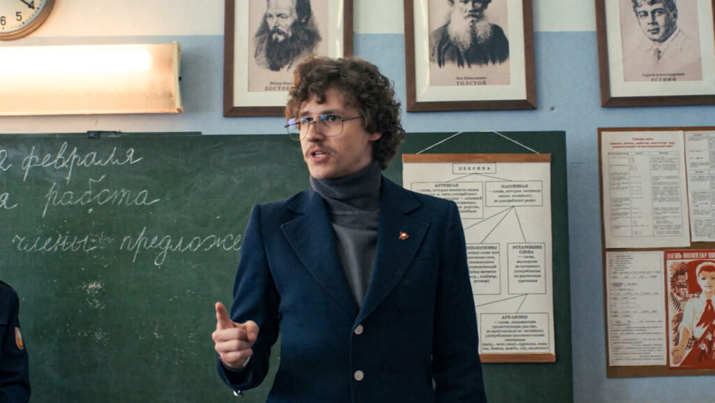 Денис Коневич выступает перед школьниками