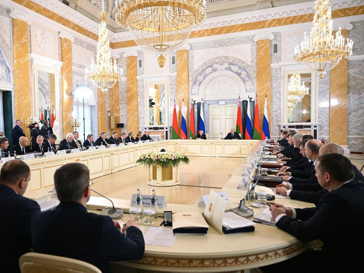    Президент РФ Владимир Путин и президент Республики Беларусь Александр Лукашенко на заседании Высшего Государственного Совета Союзного государства России и Белоруссии в Санкт-Петербурге© РИА Новости / Павел Бедняков