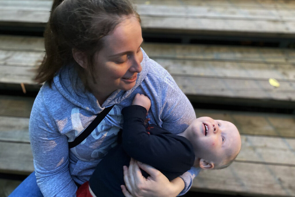 Тяжело с ребенком 1 3. Логопед и ребенок. Ребенок плачет. Мама понимает ребенка. Малыш и мама.