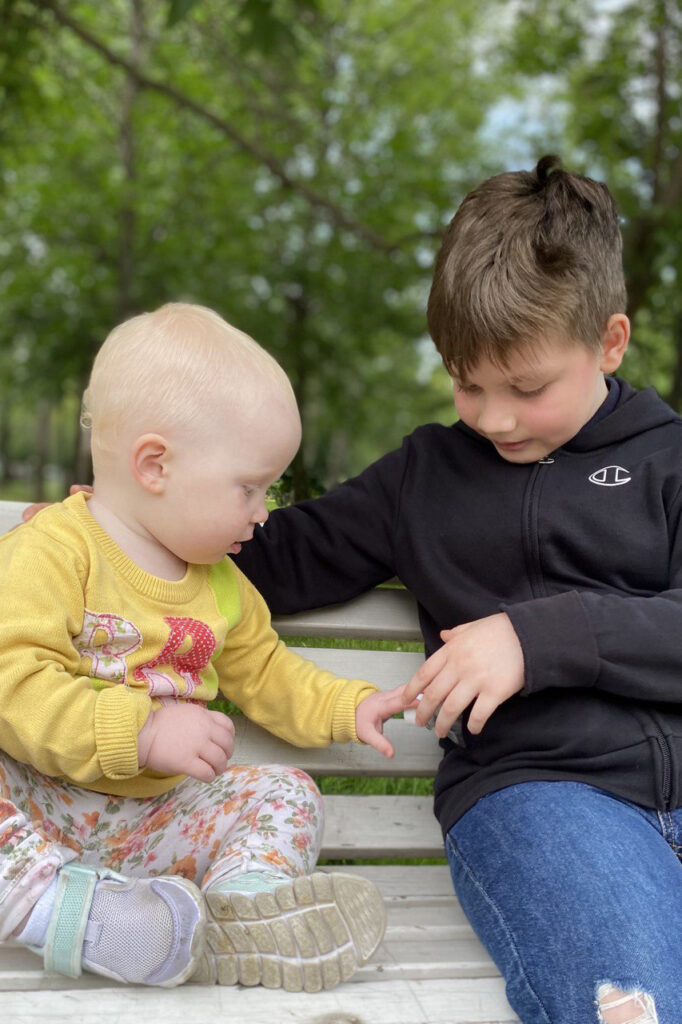 Подростки и родители. Проблемы подростка. Общение детей. Подростки и родители. Подросток сидит в телефоне.