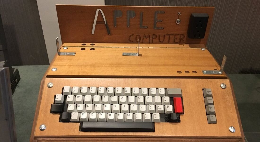First apple. Apple 1. Эппл 1 компьютер. Компьютер Apple 1976. Первый Эппл компьютер 1976.