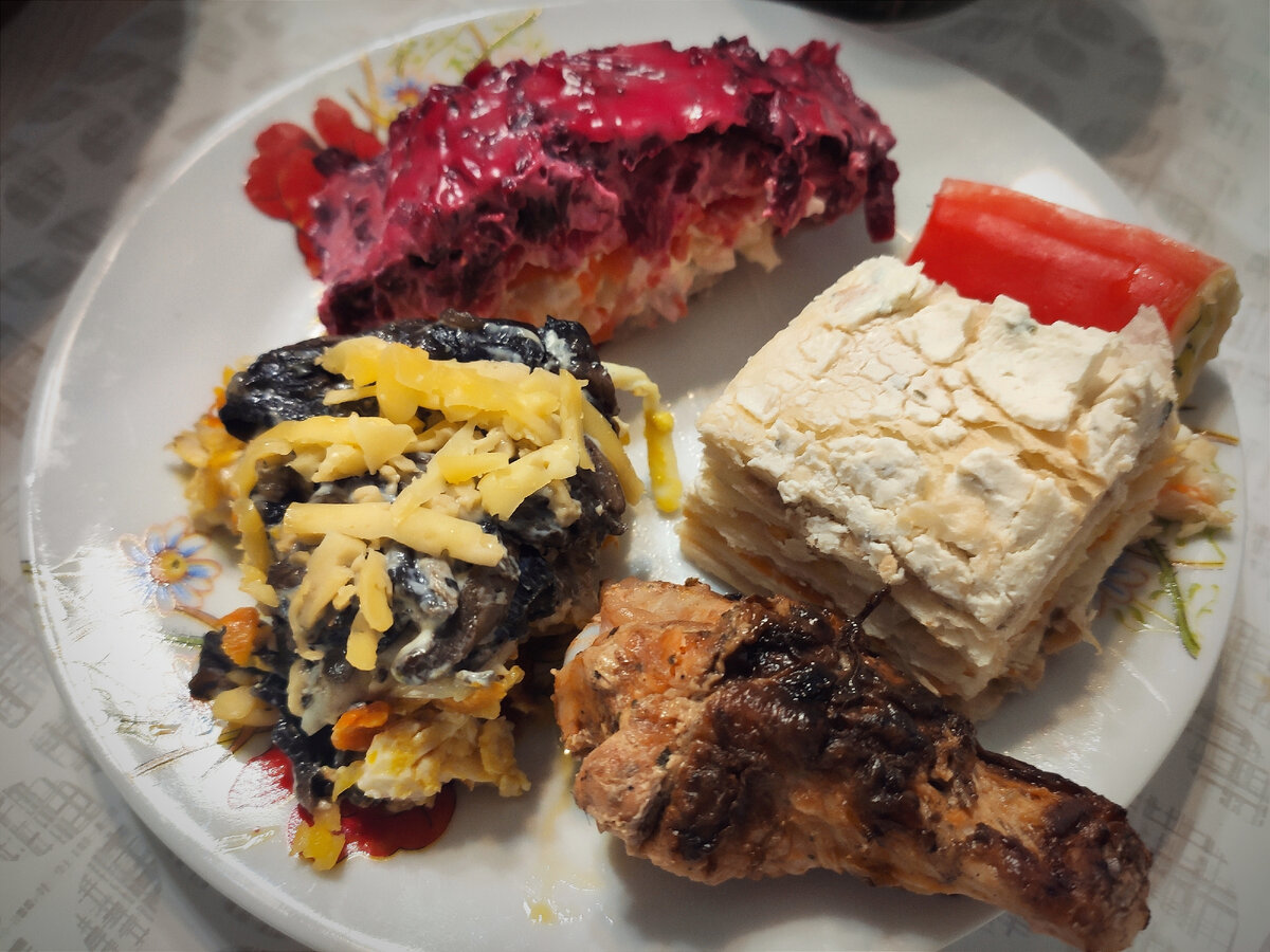 Ела всё, что было в холодильнике))