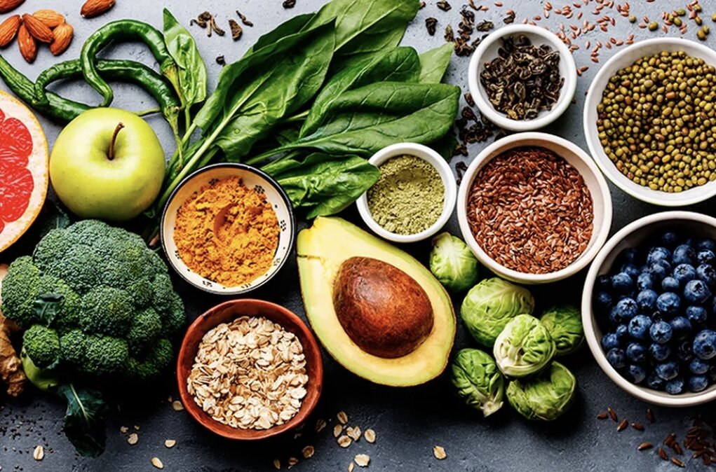 Витамины и минералы в еде. Таблица минеральные вещества макроэлементы микроэлементы. Витамины в фруктах. Витамины микроэлементы и здоровье. Витамины и микроэлементы.