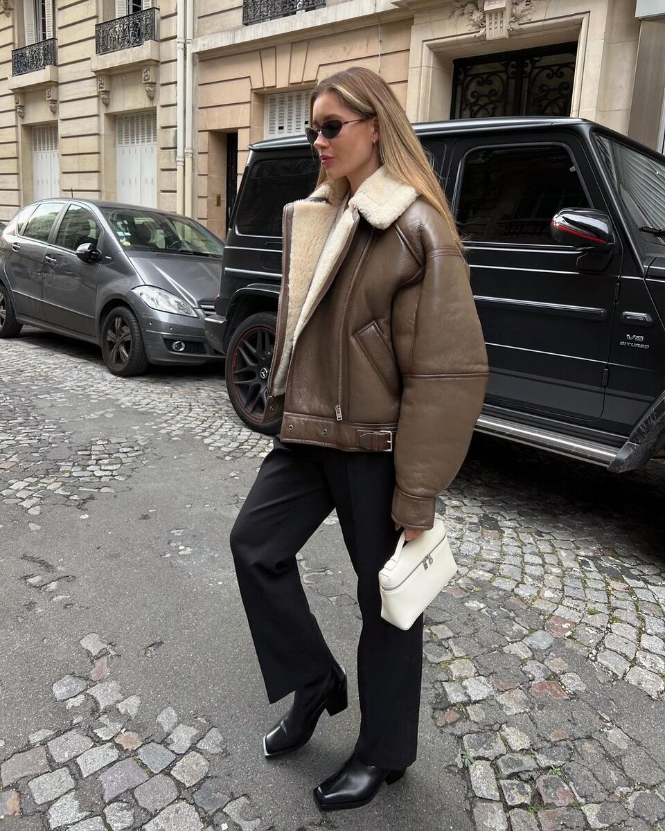 зендая стиль 2021. штаны клеш образы. образ с брюками клеш. лук с джинсами клеш 2022. джинсы клеш мода 2022.