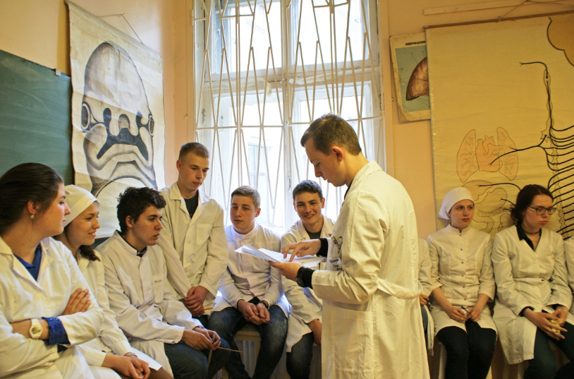 Врач фотосессия мужчина. Профессия врач презентация. Доктор станешь. Кто такой врач. Стать врачом.