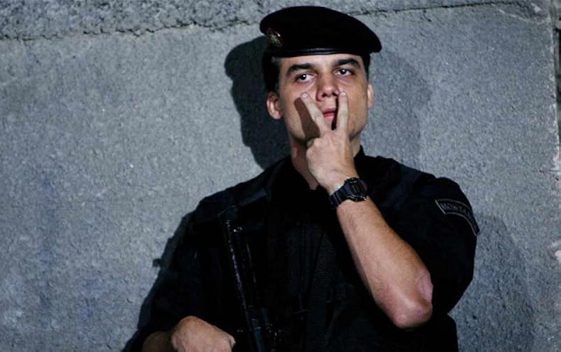 Кадр из фильма Tropa de Elite. Режиссер: Жозе Падилья. Оператор: Лула Карвальо. Производство: Costa Films, Estúdios Mega, Feijão Filmes, Posto 9, Quanta Centro de Produções, The Weinstein Company LLC, Universal Pictures do Brasil, Zazen Produções