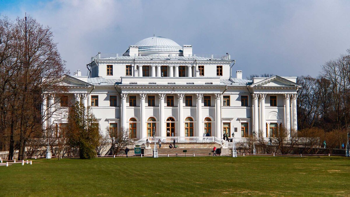 Елагин дворец в Санкт-Петербурге. В подвалах Елагинского дворца проводились различные ритуалы и магические опыты.