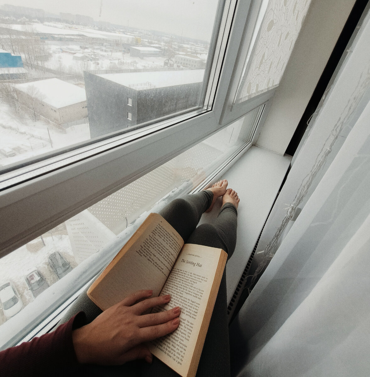 Одна из отличительных черт этого месяца - я стараюсь читать во время сна дочери. Либо на кровати, если она спит беспокойно, либо на подоконнике, где значительно больше света, либо вечером в ванной (моё любимое). От электронных книг временно отказалась. 