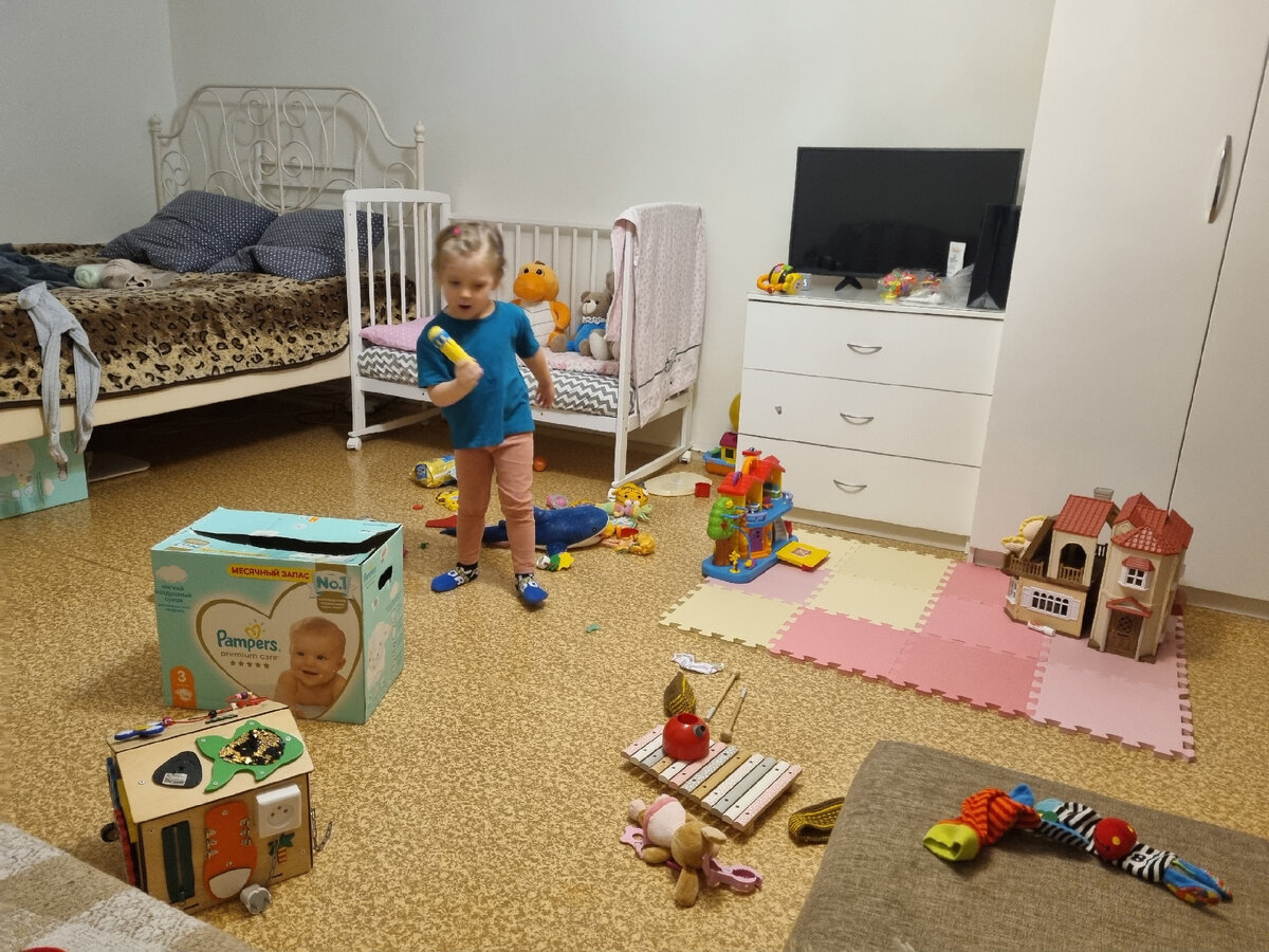 Дочка в нашей съемной квартире