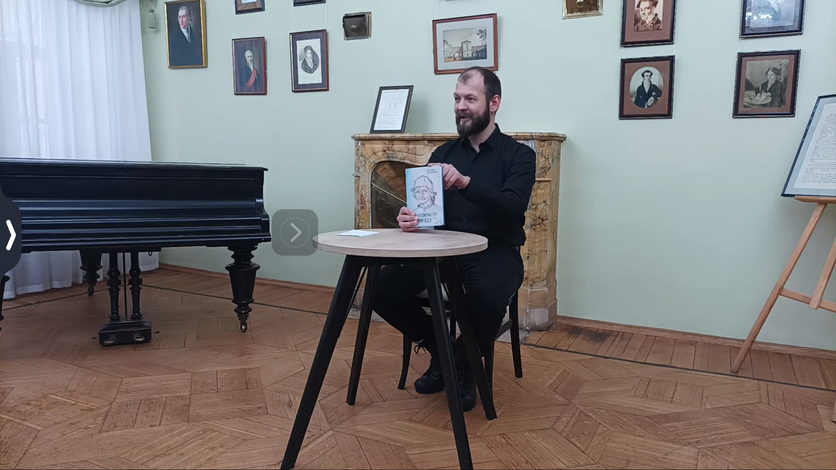 Читаем вместе читаем вслух. Читающие вслух программы. Чтение подростки. Человек с книгой в руках. Чтение вслух люди.