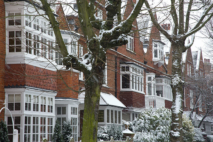 Почему холодно в стране. А что так холодно картинки. Потребление электроэнергии инфографика. Почему зимой холодно. Почему в июне так холодно.