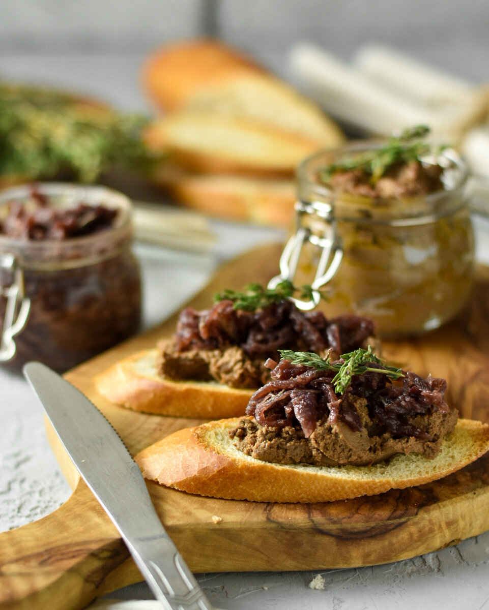 Мясо под луковой. Мясо под картофельной шубкой. Говядина запеченная с луковым соусом. Мясо под шубой в духовке. Мясо под луковой.