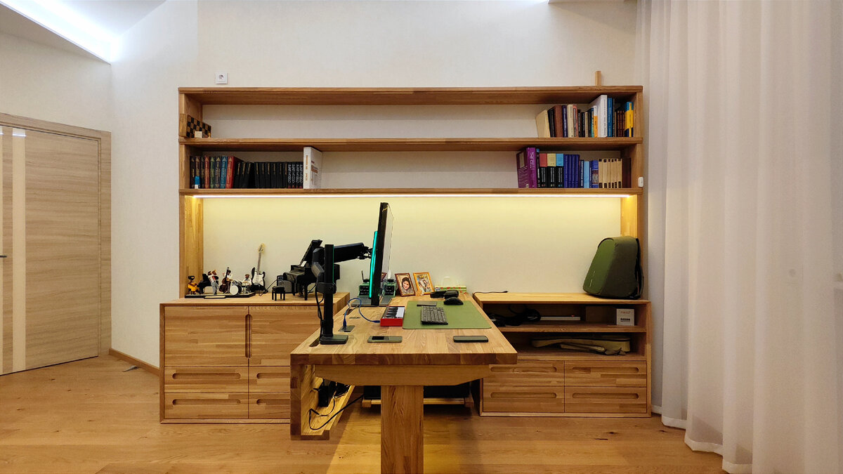 Стенка умного пространства из ясеня с фурнитурой Blum от Mensa Design