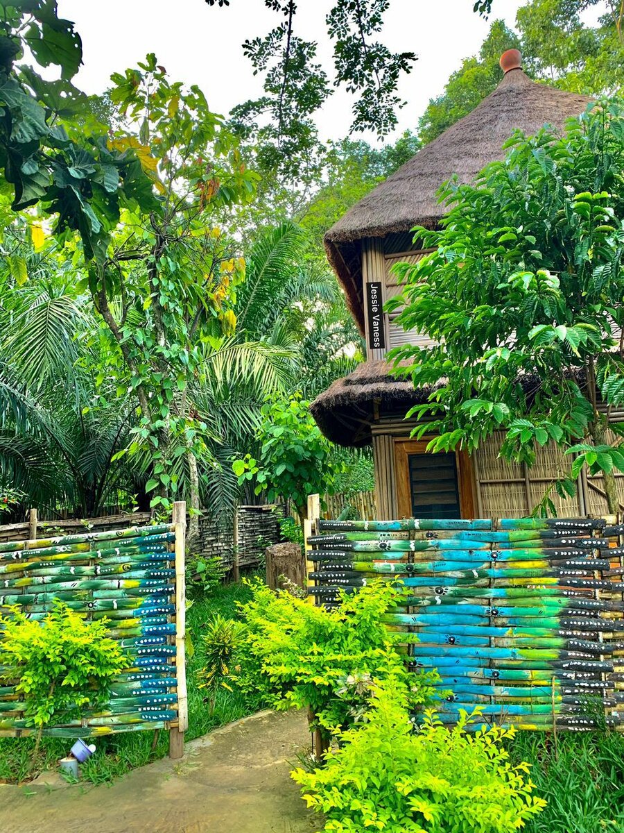 Вход в одно из бунгало фермы