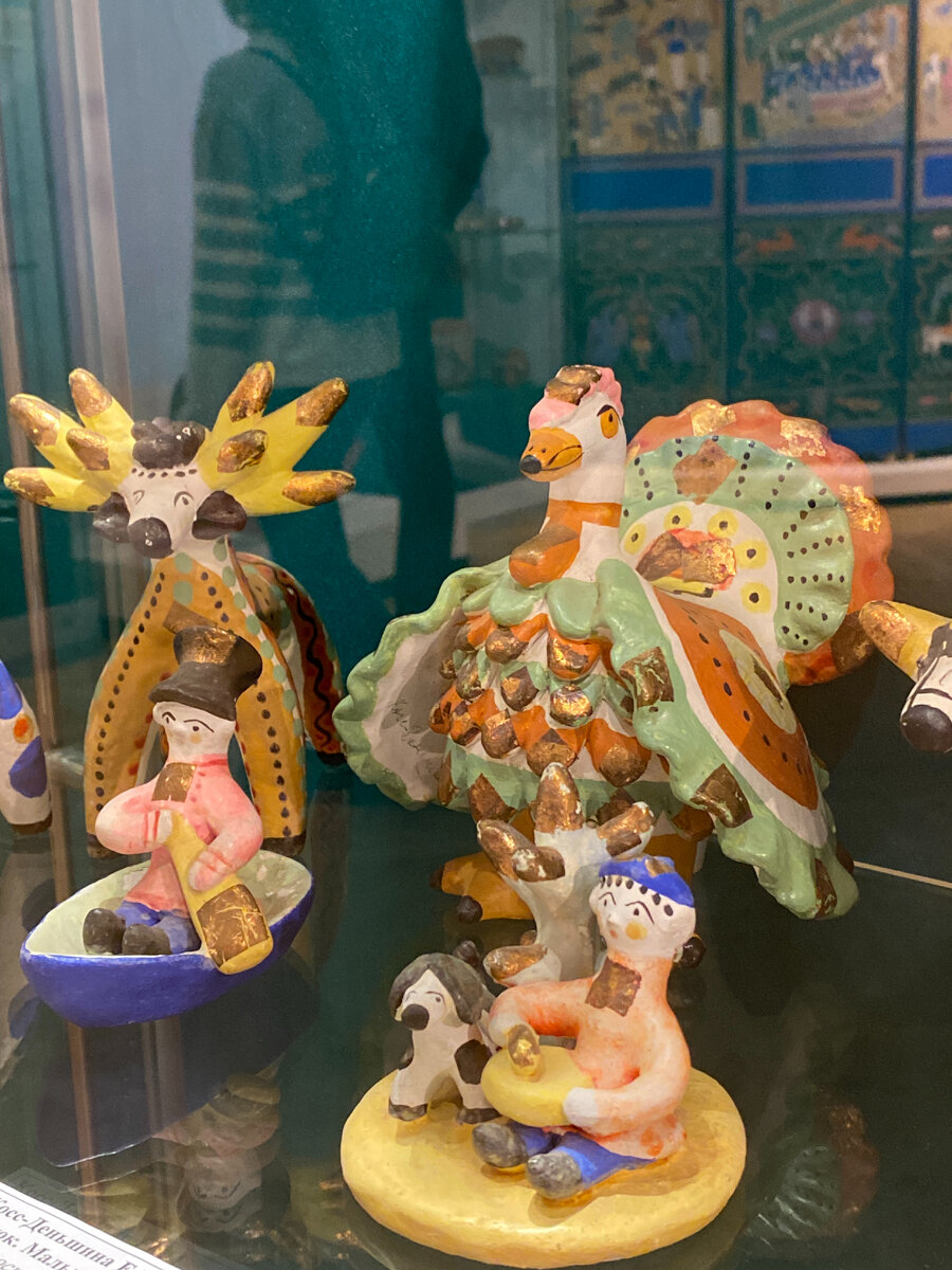 дымковская игрушка. лепка и роспись дымковской игрушки. дымковская игрушка дымково. мастерицы дымковской игрушки киров. народный промысел центральной россии дымковская игрушка.