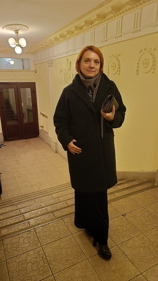 Возвращаюсь из оперы, в питерской парадной