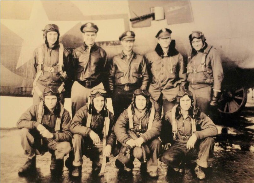 Экипаж Lady Be Good перед первым боевым вылетом: верхний ряд слева направо: Р. Ламотт, У. Хаттон, Д.П. Хейс, Р. Тонер, Дж. Воравка. Нижний ряд слева направо: Г. Шелли, С. Адамс, Г. Рипслингер, В. Мур