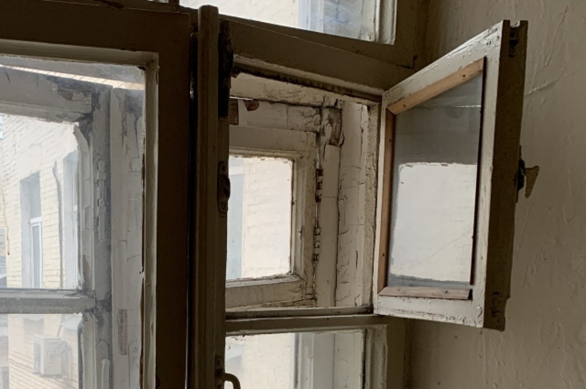    Телефон лежал на подоконнике.