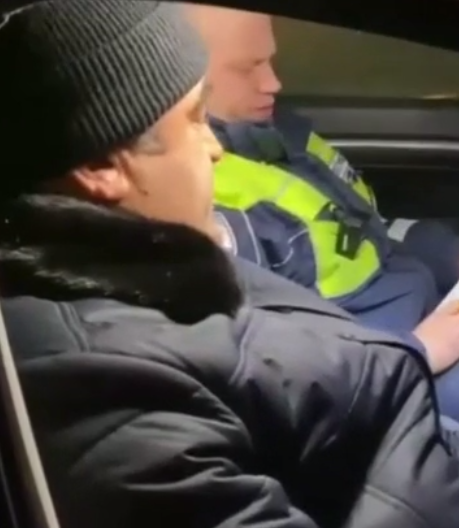 Полицейский помогает ребенку. Дети помогают полиции. Дети помогают полиции. Дети помогают полиции. Дети помогают полиции.