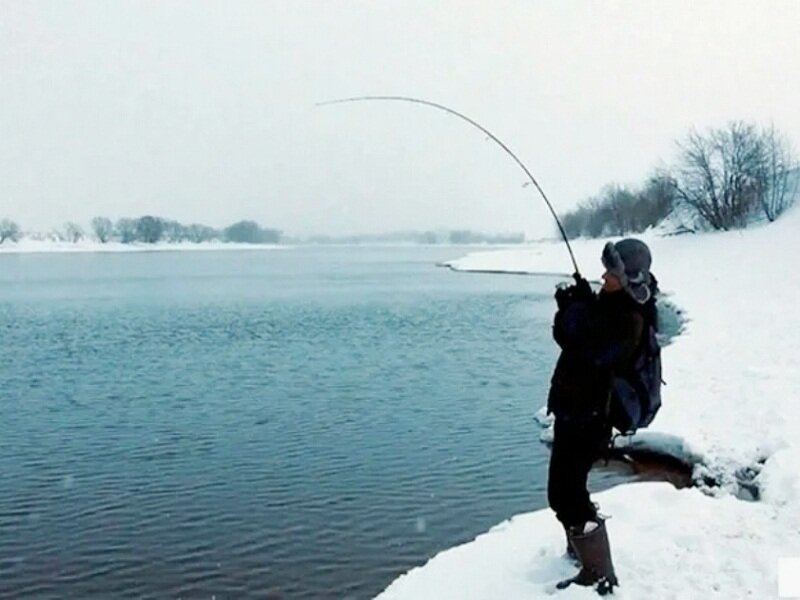 Рыбалка спиннинг москва. Ловля на спиннинг зимой. Спиннинг для зимней рыбалки. На что ловят на спиннинг зимой. Спиннингист зимой на реке.