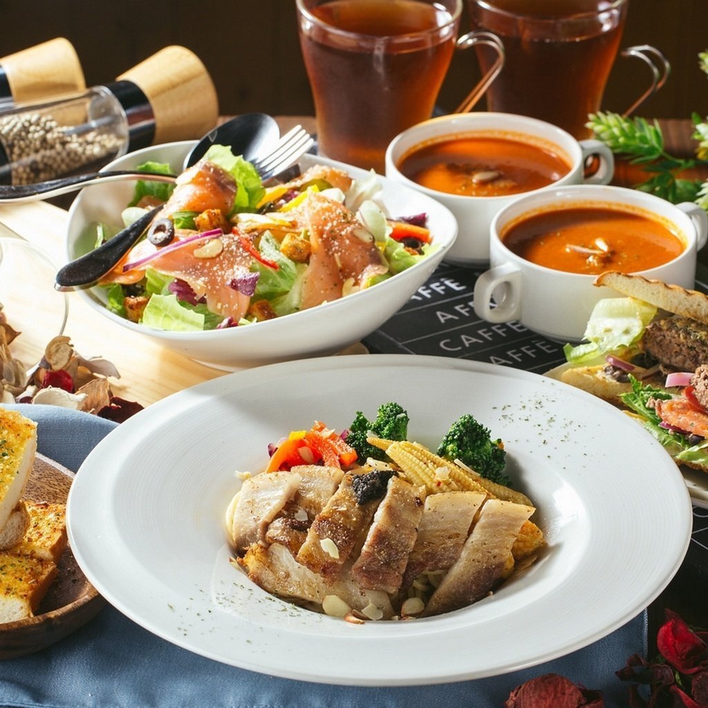 Неочевидные плюсы - вкусная еда далеко не везде и не всегда, интерьер, обстановка, контингент гостей. Очевидный минус - надо одеться и выйти из дома, дорого)