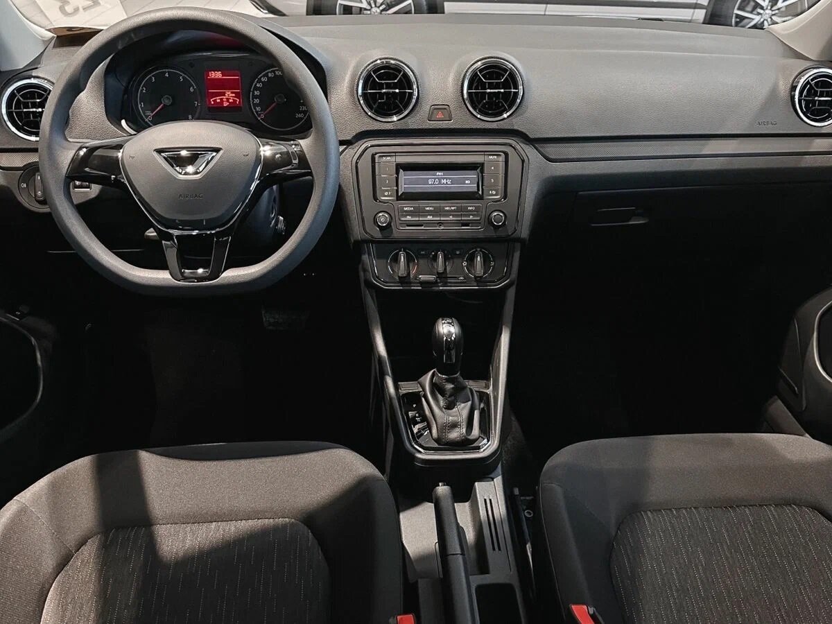 В простеньком салоне без труда угадывается стиль ФВ.