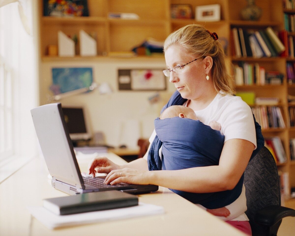 Женщина с ребенком за компьютером. Женщина с ребенком и ноутбуком. Мама за компьютером. Мама с ребенком у компьютера.