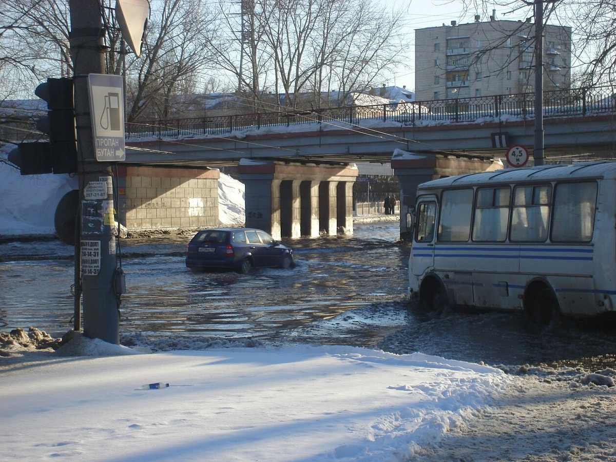 Это 2007 год, город Казань. Улица Татарстан под мостом переходит в улицу Девятаева (а может быть еще в Портовую)