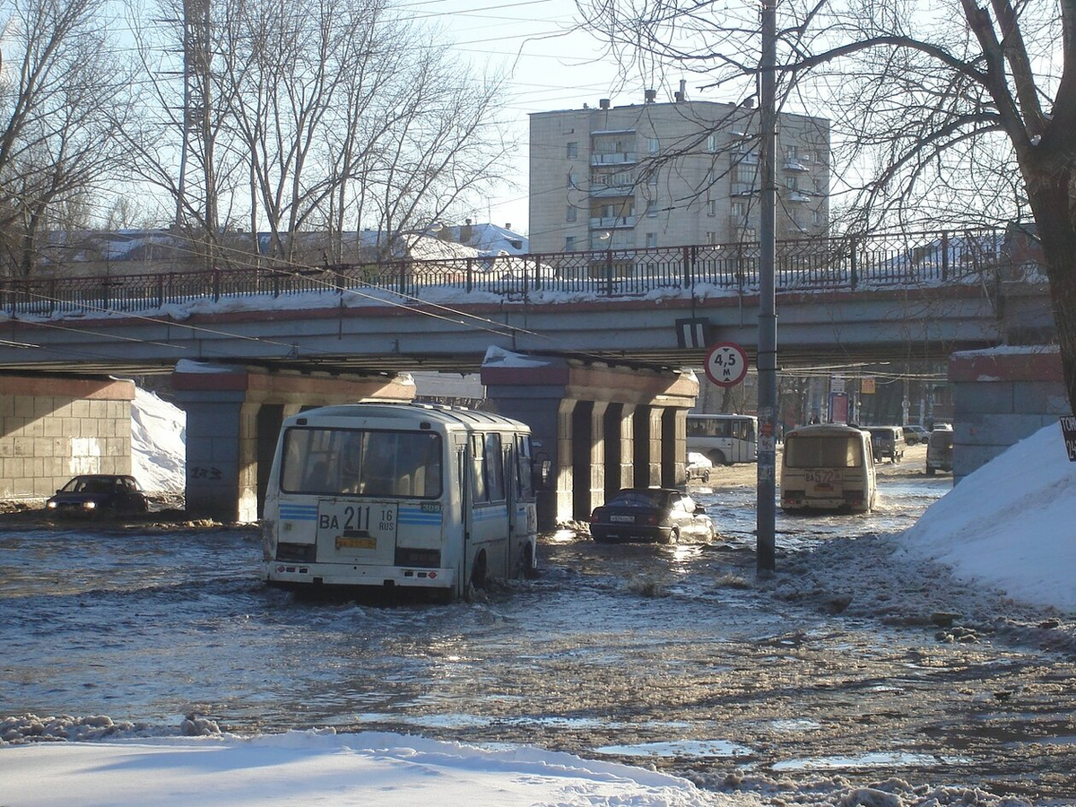 Зацените еще автопарк и число пазиков на горизонте. Ранние мои цифровые фотки успели застать облик транспорта города до транспортной реформы, одной из первых в России (щас уже нечем гордиться)