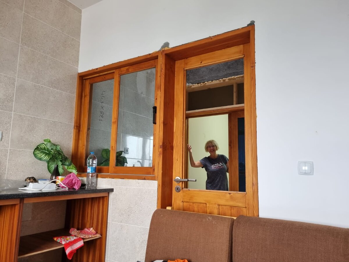 Между кухней и вентиляционной шахтой нет стекла.