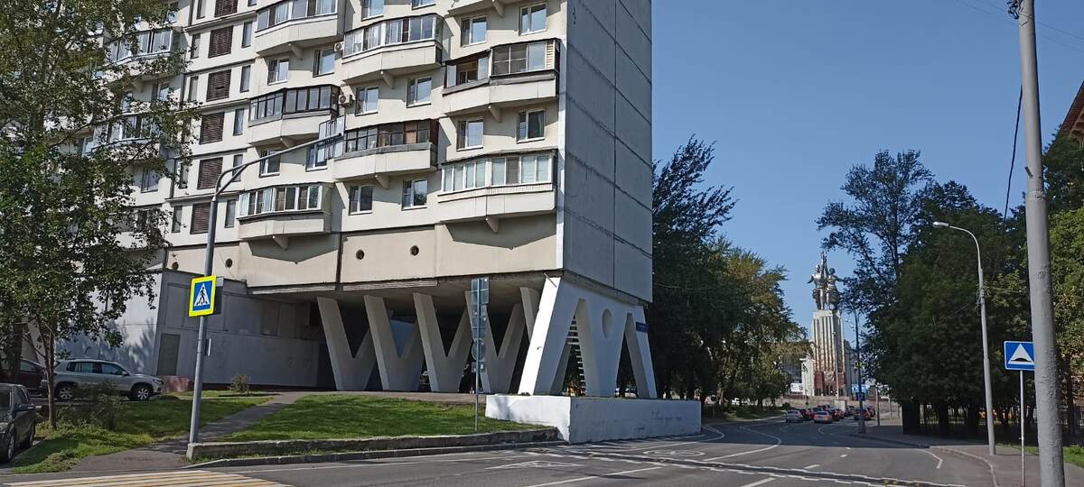 Знаменитый «Дом на ножках» на проспекте Мира. Фото: Мир Квартир