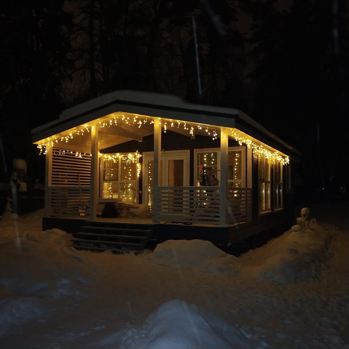 Еще ремонта внутри дома нет, зато снаружи весь светиться праздником!