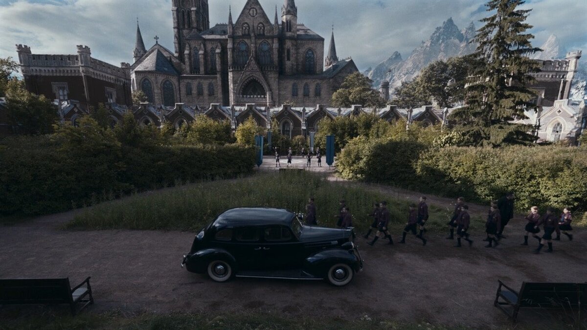 Умные немцы почему-то строят секретный центр для сверхлюдей в горах, а не в центре города, как НКВД. 