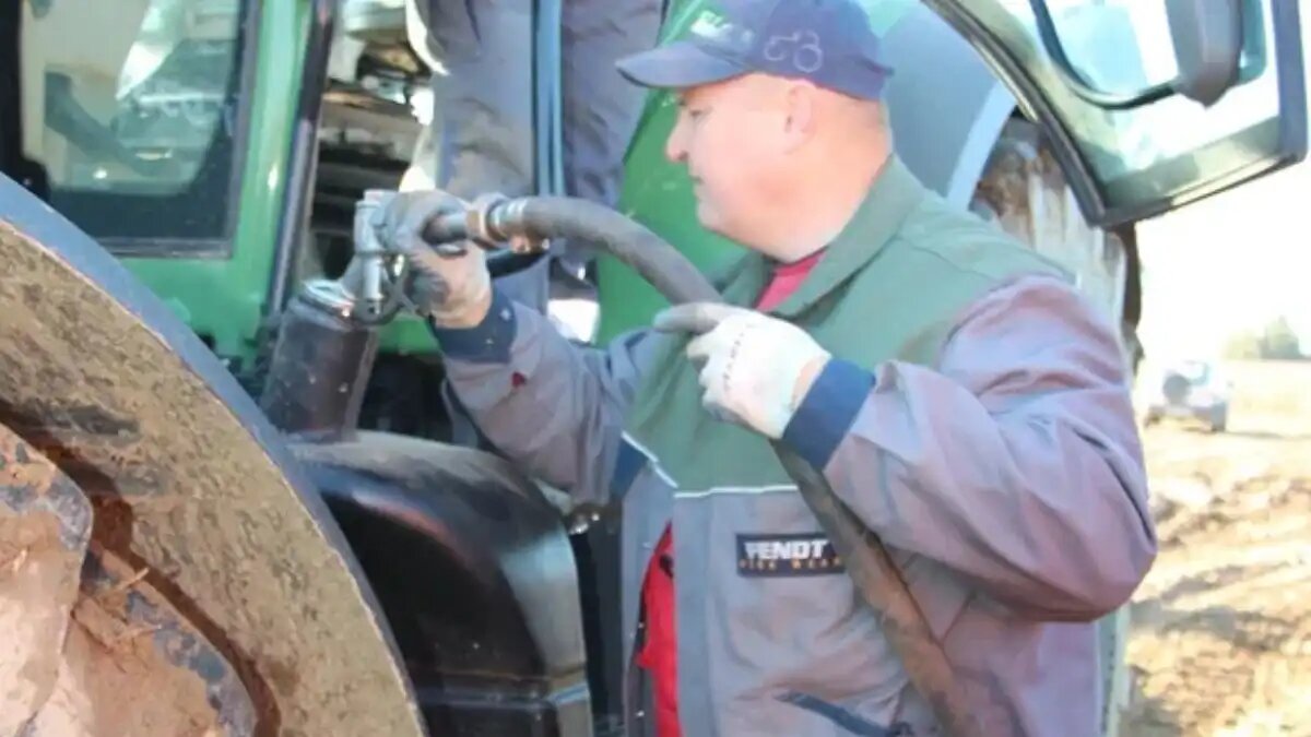 Фото: © Владимир Исаенко / Glavpahar.ru Заправка трактора (фотография носит иллюстративный характер)