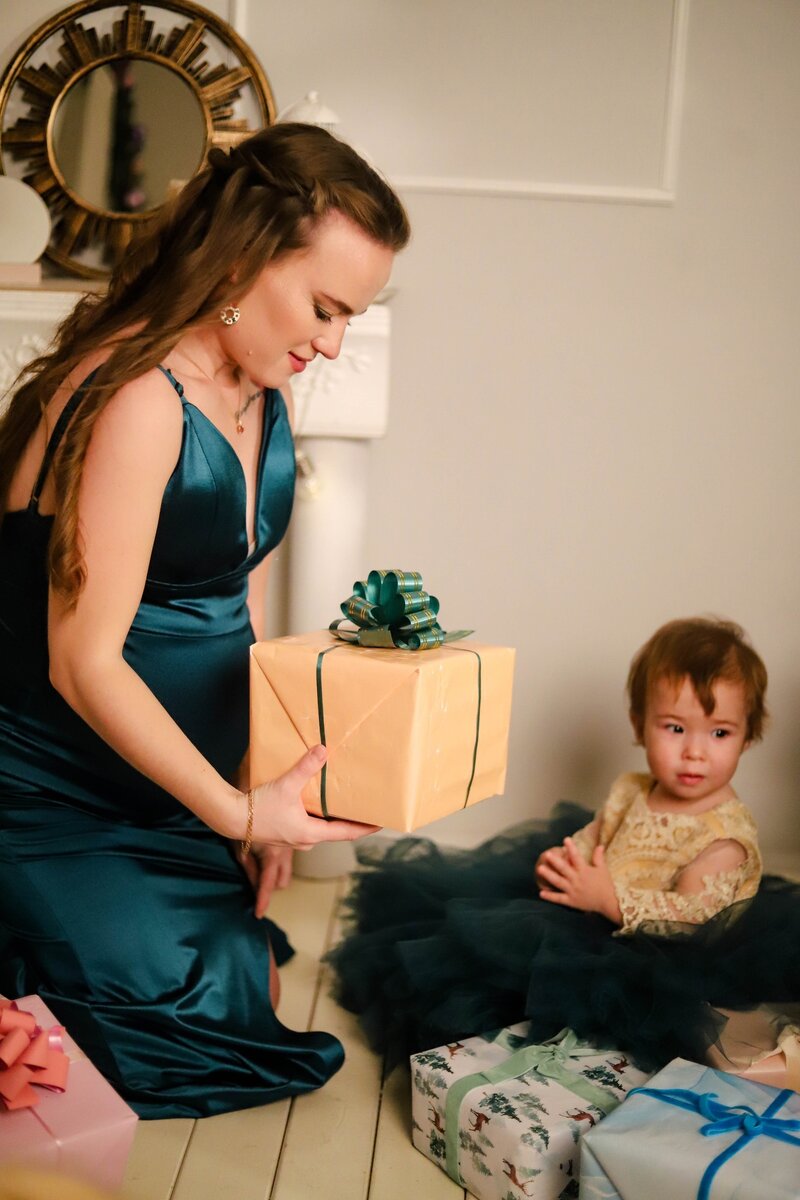 часто слышу от людей. девушка прислушивается. я устала цитаты. оторин капли. тревожность человека.