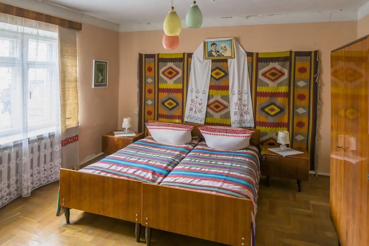 девушка в свадебном платье. свадебная фотосессия на природе. дед молодожен. свадьба летом. дед молодожен.