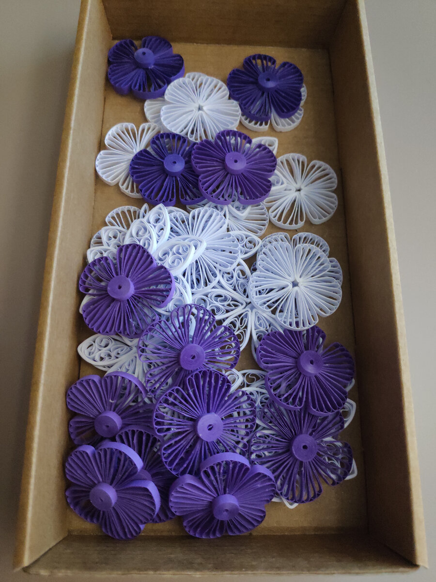 Были заготовлены цветочки двух цветов, но в итоге в проекте использовался только один цвет