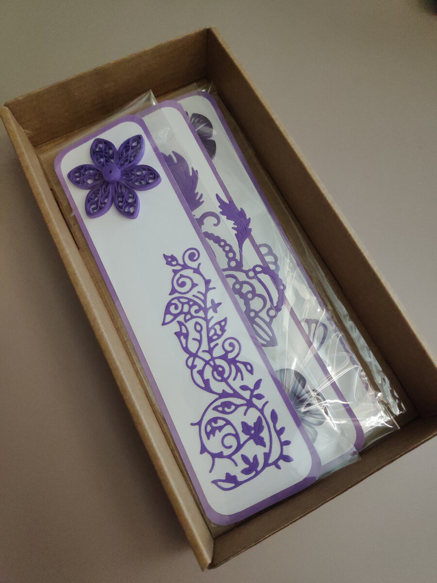 в коробке всего три закладки