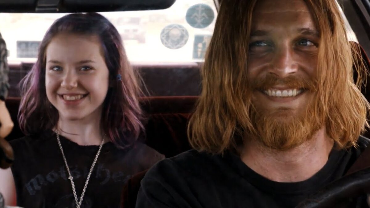 Кадр из фильма "Дары смерти" (2015): Зои со своим отцом Джесси