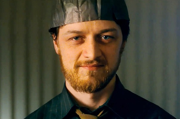 Знакомьтесь, детектив Брюс Робертсон. Психически стабилен, как национальная валюта в последние годы.