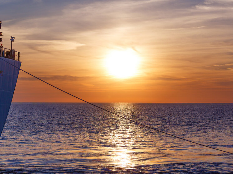 использование человеком охотского моря. зоны охотского моря. охотское море рыболовство. биологические ресурсы охотского моря список. охотоморская путина минтая.