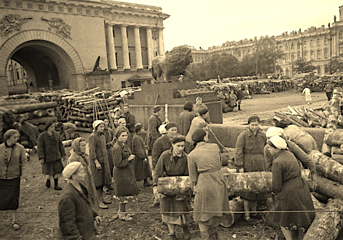 Голод и холод – постоянные спутники тех страшных дней. Люди из последних сил сооружали укрепления на улицах города, чтобы не пропустить врага. Фото: Давид Трахтенберг/РИА Новости
