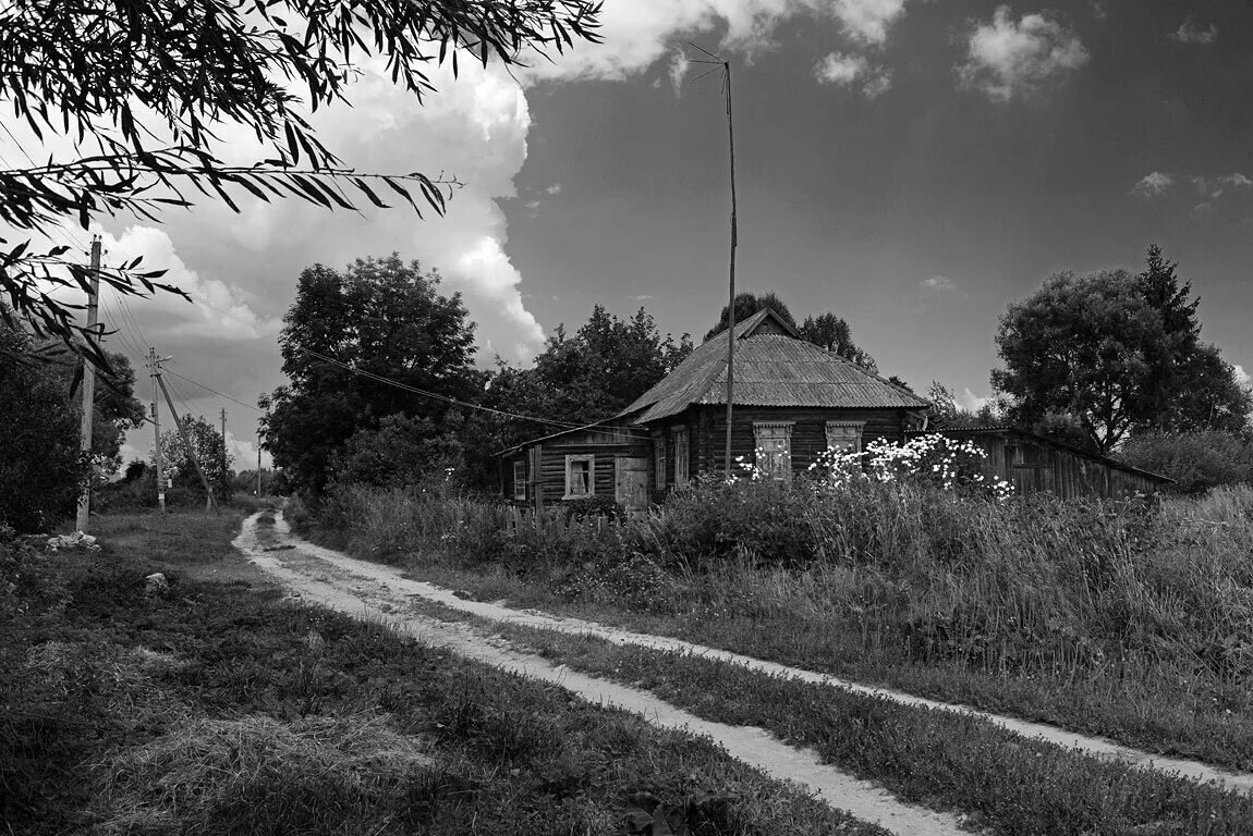 Серы хата. Середнево деревня Смоленская область. Старинная деревня. Деревня чб.